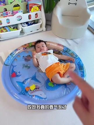 拍拍水垫我们也拥有啦!夏日里最直白的快乐,水波来回晃动,凉丝丝的触感,把热气悄悄卷走啦~#宝宝玩具#母婴好物