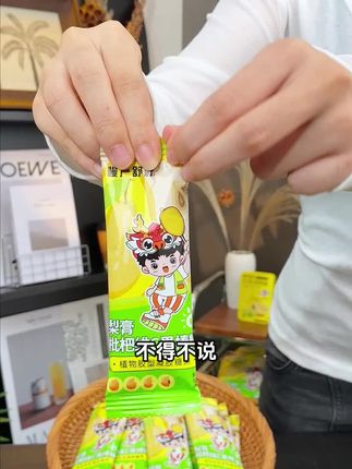慢严舒柠出的这个棒棒糖,满满的果香,冰冰凉凉,孩子太喜欢了。#儿童零食 #梨膏 #梨膏棒棒糖
