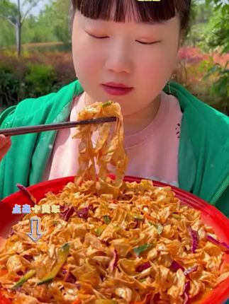 黄豆制作而成的#豆皮丝 ,满满的豆香味,用五花肉一炒裹满了汁,特别好吃又下饭,还可以凉拌,火锅