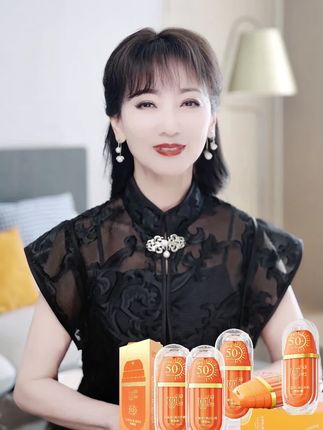 出门不怕晒,皮肤还能看着白嫩透亮有光泽谁不爱啊,都去试试这款#防晒霜 出门涂他一层就可以了#提亮肤色改善暗沉