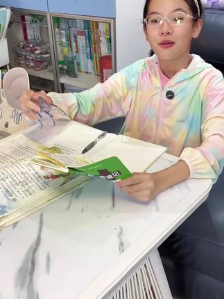 一款可以解放孩子双手的宝盖头书夹,不仅能把书本固定在翻开的那页还能秒变黄金12度站立阅读架#宝盖头书夹 #阅读支架