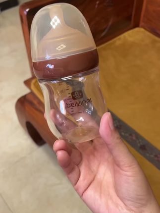 给新生儿选奶瓶就选这种防胀气奶瓶 底部排气阀的设计 可以减少胀气呛奶 奶嘴是仿母乳的设计宝宝不排斥 #新生儿奶瓶