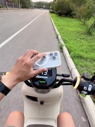 出行随手就能放上手机导航的#手机支架 ,底座延伸的小挂钩平时挂一下小东西都很合适 #好物推荐 #电动车手机支架