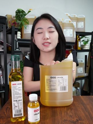 我们80后90后的童年回忆,以前在老家吃的菜为啥那么香,原因就在油上面。现在的油勾兑、添加、调和层出不穷#食用油
