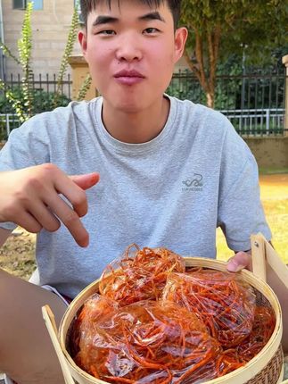 红绿丝辣条儿时回忆童年记忆小零食湖南特产辣味休闲零食