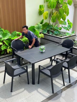 岩板桌椅很耐用,放在室内就浪费了,放户外不仅结实耐用,而且也显档次,重点是价格不贵 #户外桌椅#岩板桌椅#庭院桌椅