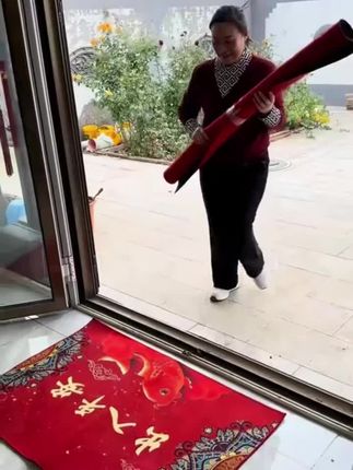 这个大红色的入户门地垫,非常喜庆的颜色,过年了家家户户必备,年前入伙的朋友一定安排起来#进门地垫 #门垫 #防滑垫