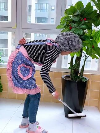 #花盆托盘  家里花盆挪来挪去又重又麻烦,找到了这个带万向轮的移动花盆,承重力强,方便又好用,最主要是特别划算!