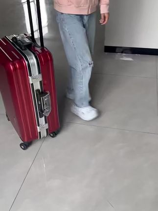 这款行李箱也太好用了吧!超大容量,防水耐磨,厂家直销!