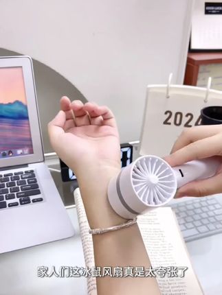 现在小风扇都会结冰了吗?冰敷小风扇高速清凉 出门在外总担心天气太热?这款神器能快速降温!#小钢炮 #小风扇 #夏日必备 #降温神器 #七夕节