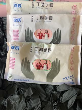 手套:既要弹力好,又要防水防油,还得耐脏耐用不耽误玩手机!那您一定要试试这款食品接触级诠氏丁腈手套,太好用了!