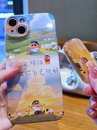 “风吹走烦恼,做自己就好。”心情不好时,出去走走吧,看看夕阳,迎接更美好的明天。#蜡笔小新手机壳