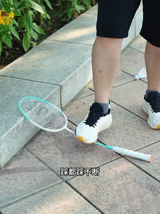 这支球拍让我的杀球速度提升了27%...