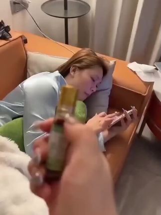 还在找熬夜神器?这里有!本草舒眠膏,外用薰衣草沉香天竺兰睡眠精油,助你轻松入睡!