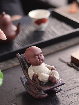 一摇一摆皆童趣,小和尚陪你解锁快乐“躺平”新姿势。