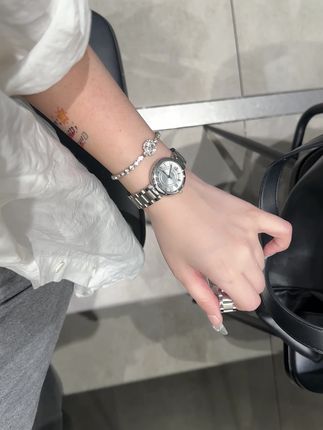 今年流行的这款手表,戴上贼漂亮,很舒适,关键可选!#女表#520礼物#七夕礼物#小众不撞款 #七夕礼物 #通勤穿搭