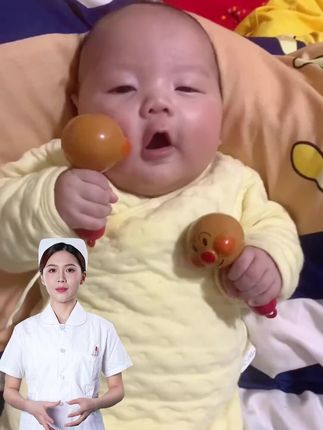 2个月去体检时候被夸抓握练的好,月子里就玩#小沙锤手摇铃,真的适合小月龄宝宝,大的玩具拿不住这个正好,