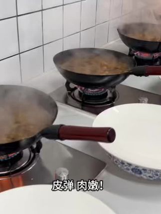 临沂炒鸡的汤沾馒头