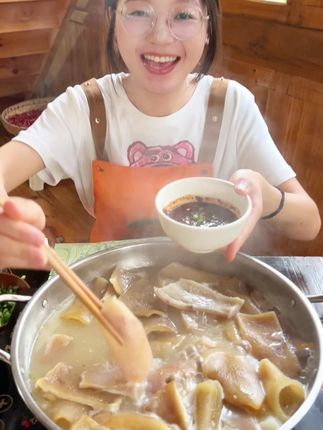 还没吃过我们家鲜花椒煳辣椒的老乡些,用来吃烧烤烙锅凉拌蘸水真的不要太好吃,还不买点回去试哈~