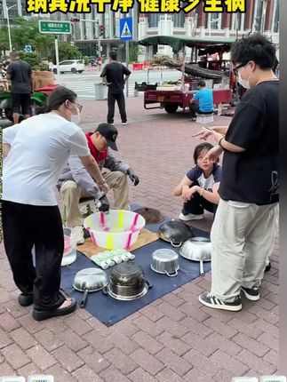 每次清理黑锅,冲洗的过程太解压了,家里的黑锅油垢都用它,只要是铁锅和不锈钢锅用这个真的好使#锅底除黑海藻泥