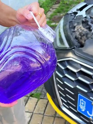 老司机推荐的去油膜玻璃水,汽车玻璃有油膜加入两瓶,一刮即可,让你眼前一亮,玻璃清晰如新#爱车养护 #玻璃水 #汽车好物